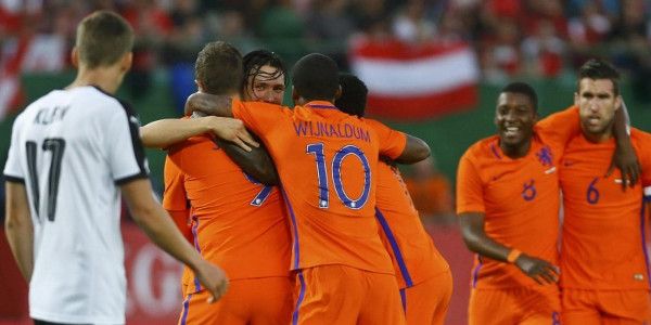 Thuisblijver Oranje boekt dankzij Janssen en Wijnaldum prima zege op Oostenrijk