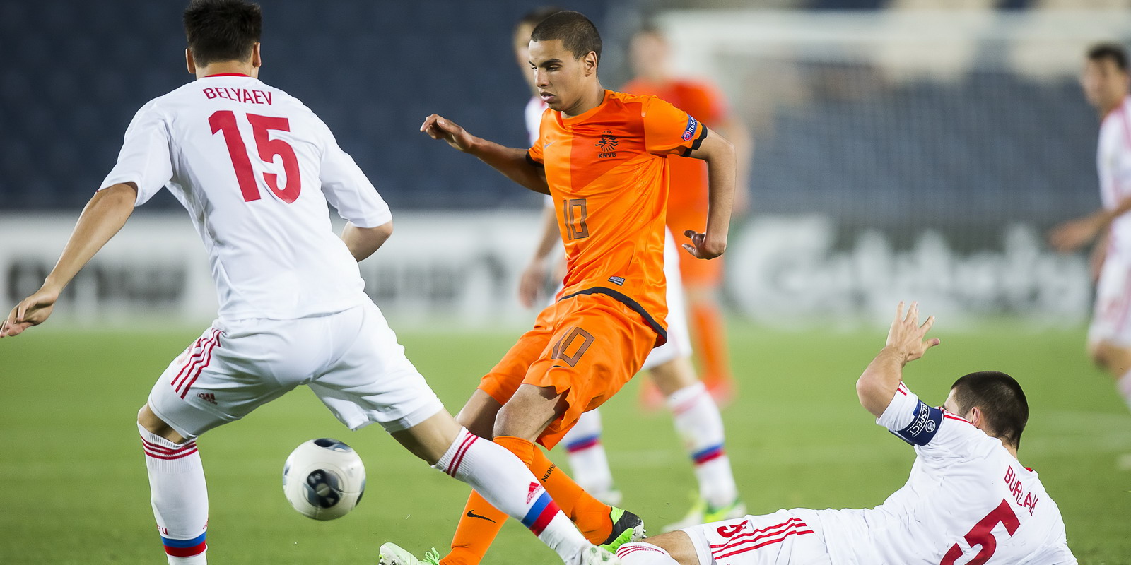 Russen balen: Waarom staan die assistenten er?