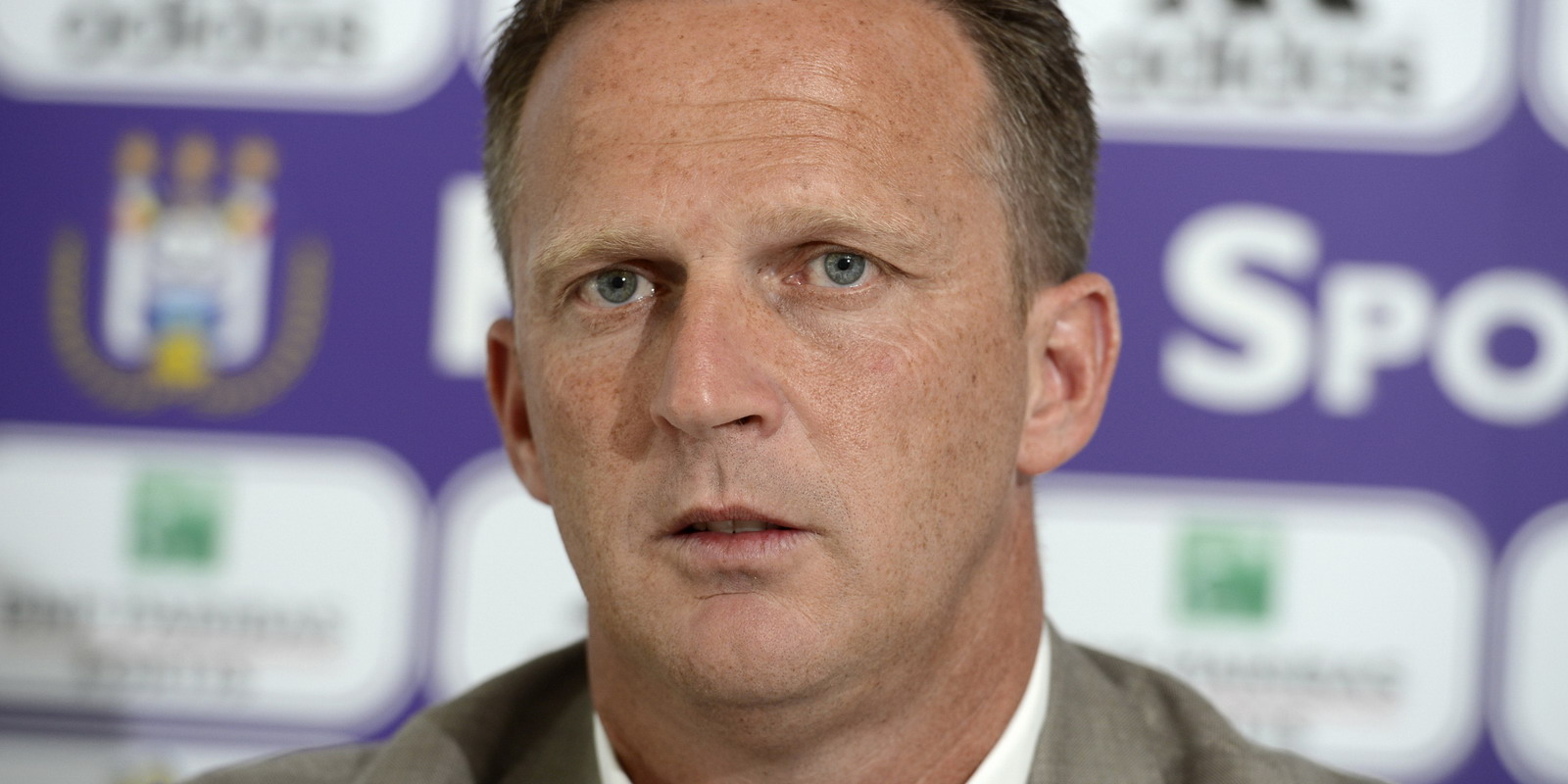 Van den Brom: Druk bezig met halen van spelers