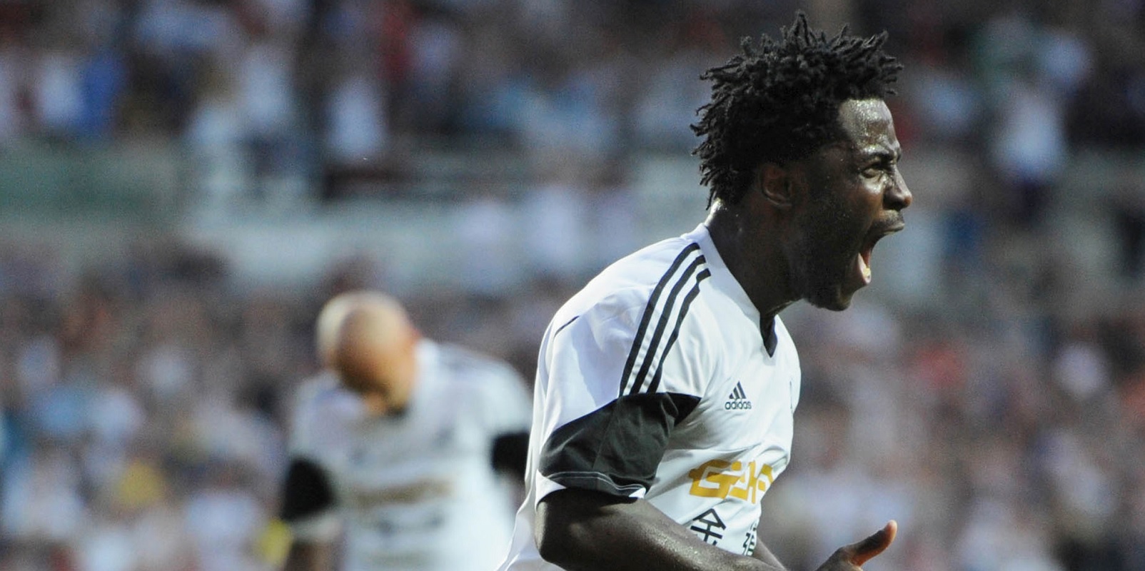 Bony draagt bij aan ruime zege Swansea